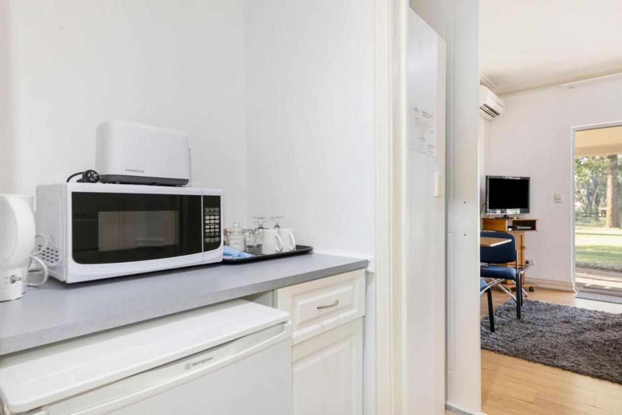 Inn The Tuarts Guest Lodge Wonnerup Eksteriør billede